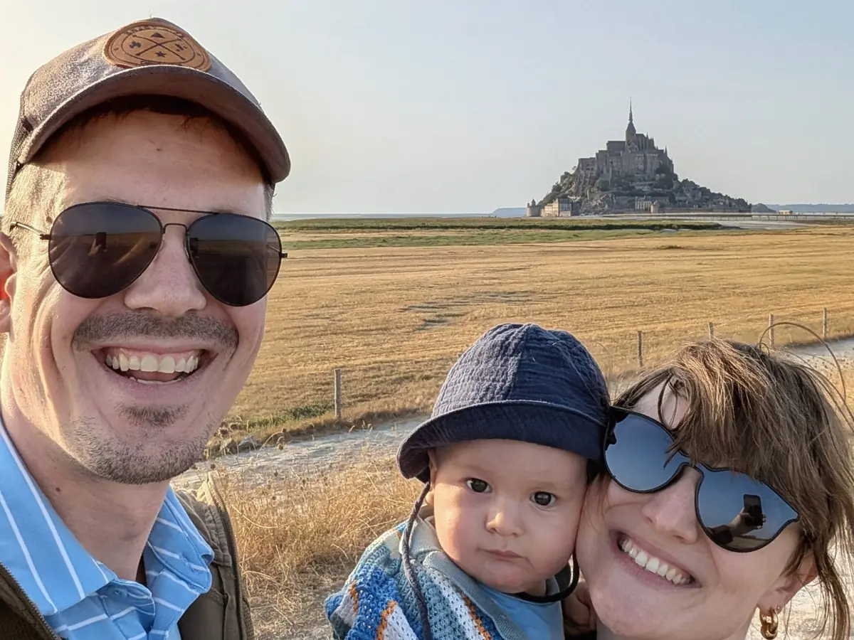 Julia, Kilian und Milo vor dem Mont-Saint-Michel